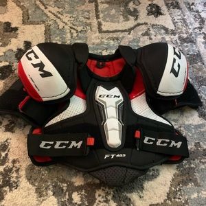 CCM FT485 hockey shoulder pads